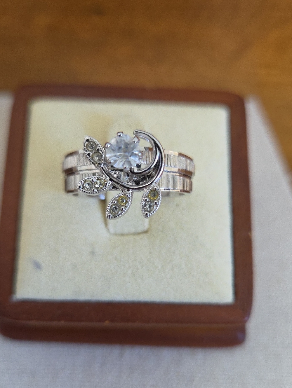 Uncas 18K HGE R8ng Set Size 9